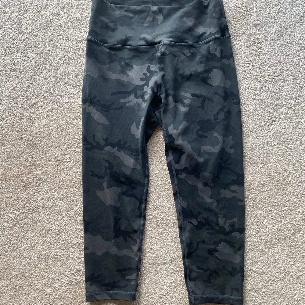 Zyia luxe camo capri leggings